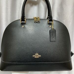 Coach Sierra Dome bag. Black leather with gold tone hardware. 130-H4b